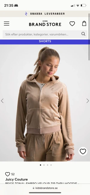 Juicy tröja -BEIGE TONAL EMBRO VELOUR ZIP THRU HOODIE  - En  juicy tröja som tycärr inte används mer. Storlek XS och har inte används mycket alls, samma sköna material som när man köper ny. Tycärr är det en permanent fläck på armen- syns inte när man har på sig tröjan. Privat för fler bilder. Priset diskuteras❤️