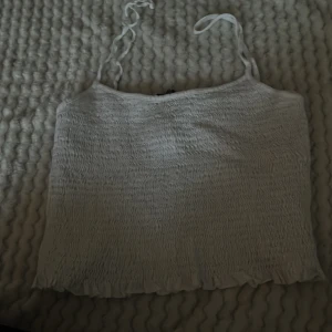 Vit Topp  - En jätte fin vit topp vilket är storlek L lite för stort för mig men de passar M också 