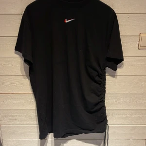 Nike klänning - Skön och luftig Nike klänning med knyte på ena sidan bara använd en gång