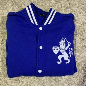 Tröja  - Tröja i storlek M, fint skick, funkar till blåvit supportern 