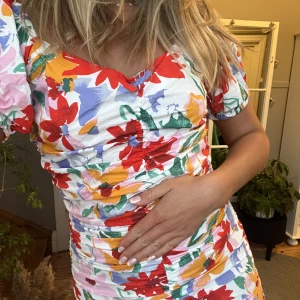 Blommig klänning  - Blommig klänning från Gina tricot i storlek S 