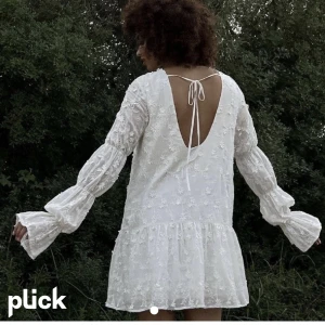 Klänning - Säljer denna fina vita klänningen då jag hittat en annan klänning jag heller vill ha. Helt ny med lappar kvar!  Skriv för fler bilder. Köp direkt för 850 kr! 