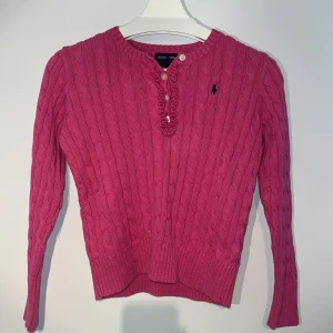 ralph lauren tröja - jättefin tröja från ralph lauren💕mycket bra skick, inga hål eller liknande. barnstorlek L vilket motsvarar xs 