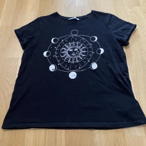 tshirt med tryck - vanlig tshirt med tryck. passformen är normal, inte oversized. Aldrig använd, bara legat runt i garderoben. storlek M