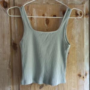 Ribstickat fyrkantigt linne - Linne med fyrkantig urringning från ellos. 