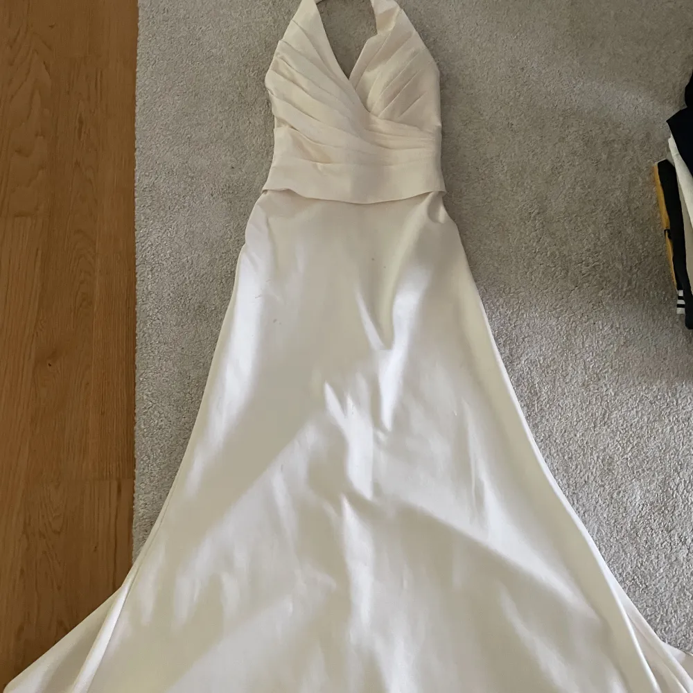 En vit balklänning. Den har några fläckar på bilden men tvättade den och det gick bort, om ni vill ha bild på hur det blev efter tvättningen kan jag självklart skicka.. Klänningar.