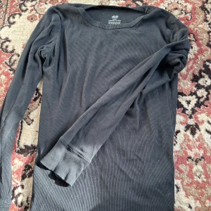 topp från hm - köpt secondhand osäker på storlek men sitter som XS/S