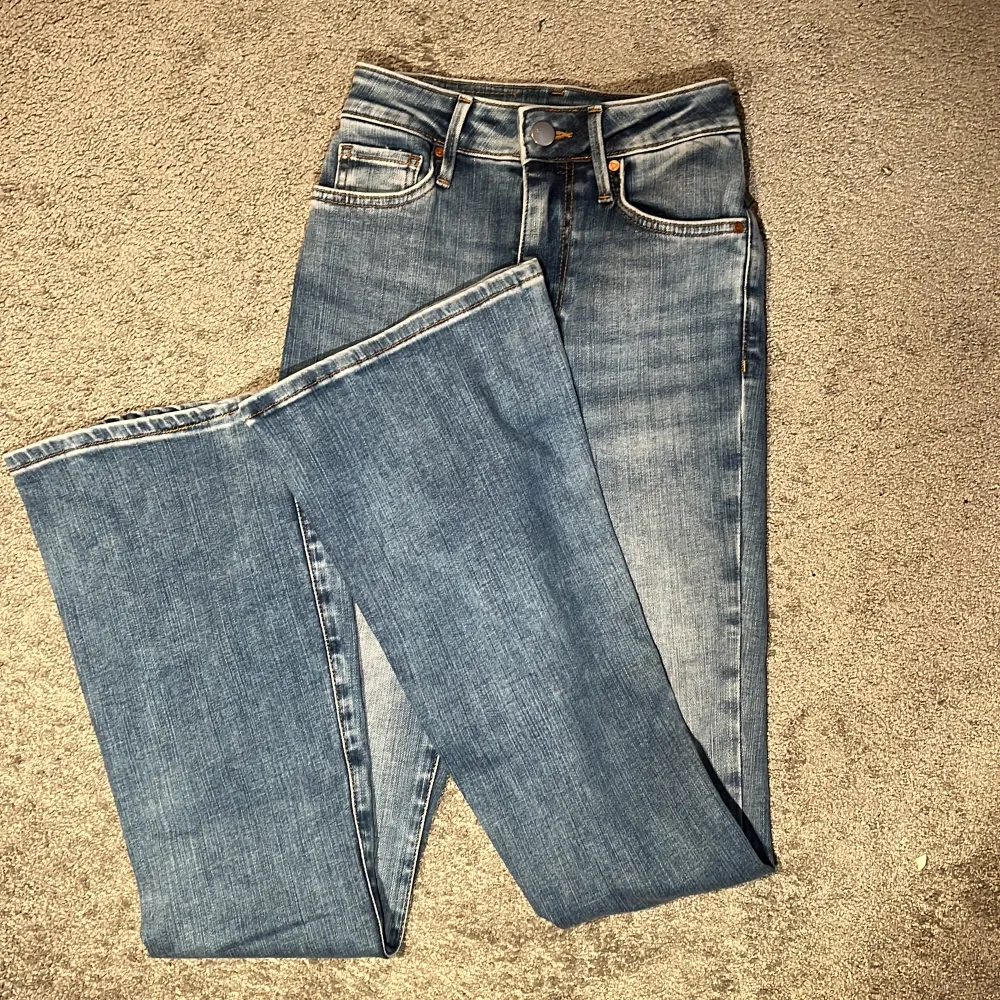 jättefina sprillans nya bootcutjeans från bikbok, aldrig använda⚡️nypris 599. Jeans & Byxor.