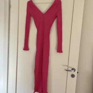 Midiklänning - Säljer denna rosa midiklänning från NA-KD i storlek s. Mycket stretchigt material så skulle säga att den passar S-M. Sparsamt använd.
