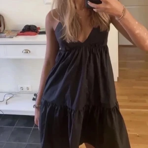 zara känning  - !!INTRESSEKOLL!!! säljer denna fina klänningen för o se hur mycket jag kan få för den då den inte kommer till så mkt använding, sparsamt använd och endast använd 2 ggr 💗💗 strl s! finns inte kvar på hemsidan 💘💕