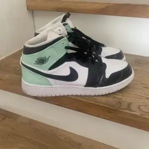 Superfina Nike Jordan 1 som är handmålade i storlek 39 (passar även 38).  Dom är väldigt sparsamt använda och i väldigt bra skick.   Färgen har släppt lite på vissa ställen (se bild) men ingenting som påverkar kvalitén på skorna.   Nypris 3000kr 