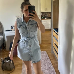 Jeansklänning från Zara - Jättefin Jeansklänning från Zara aldrig använd. Storlek M men är som en S😊