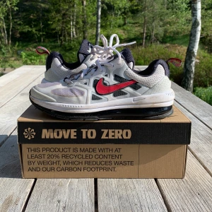Air Max original pris 2200 kr -  ett par nästan oanvända Air Max.  Köpta på Fot Locker