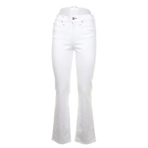 Tommy Hilfiger Vita Jeans 💗 - Medelmidjade jeans som köpte jag på Sellpy men det är lite tight för mig. Produkten är väldigt ny trots att den är använd. Om du vill se fler bilder är det bara att skicka ett meddelande till mig💕 Midjemått: 70. Innerbenslängd: 75