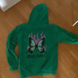 Säljer min gröna abundant hoodie den Abundantbrands, fint skick storlek S. Nypris ca 500/600kr