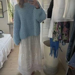 Vit långkjol - En vit långkjol med broderidetaljer, kjolen är köpt i Frankrike förra sommaren i okänd butik(märket står inte)  Midjemått(rakt över) : 35cm (finns även resårband i och är stretchig i midjan)  Längd: 81cm   Kontakta för fler bilder💗