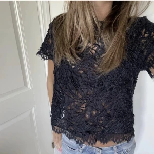 Spets topp! - Säljer min jättefina spets topp från Holly and whyte! Köptes för längesedan men knappt använd! Inga skador! Toppen säljs inte längre! (Den är mörkblå, men ser svart ut)!