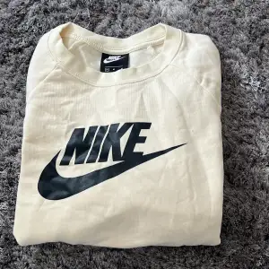 Beige-aktig Nike tröja utan luva, oanvänd men ingen lapp kvar