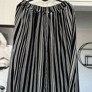Randig kjol - Randig härlig kjol från H&M storlek 40. Passar mig bra som ofta har 36/38. 