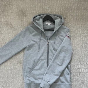 Moncler zip hoodie  - Säljer nu min tröja från moncler! Den är i väldigt bra skick! Skick 9/10! Tröjan är i storlek S. Den är självklart äkta!  Hör gärna av dig om du har frågor!