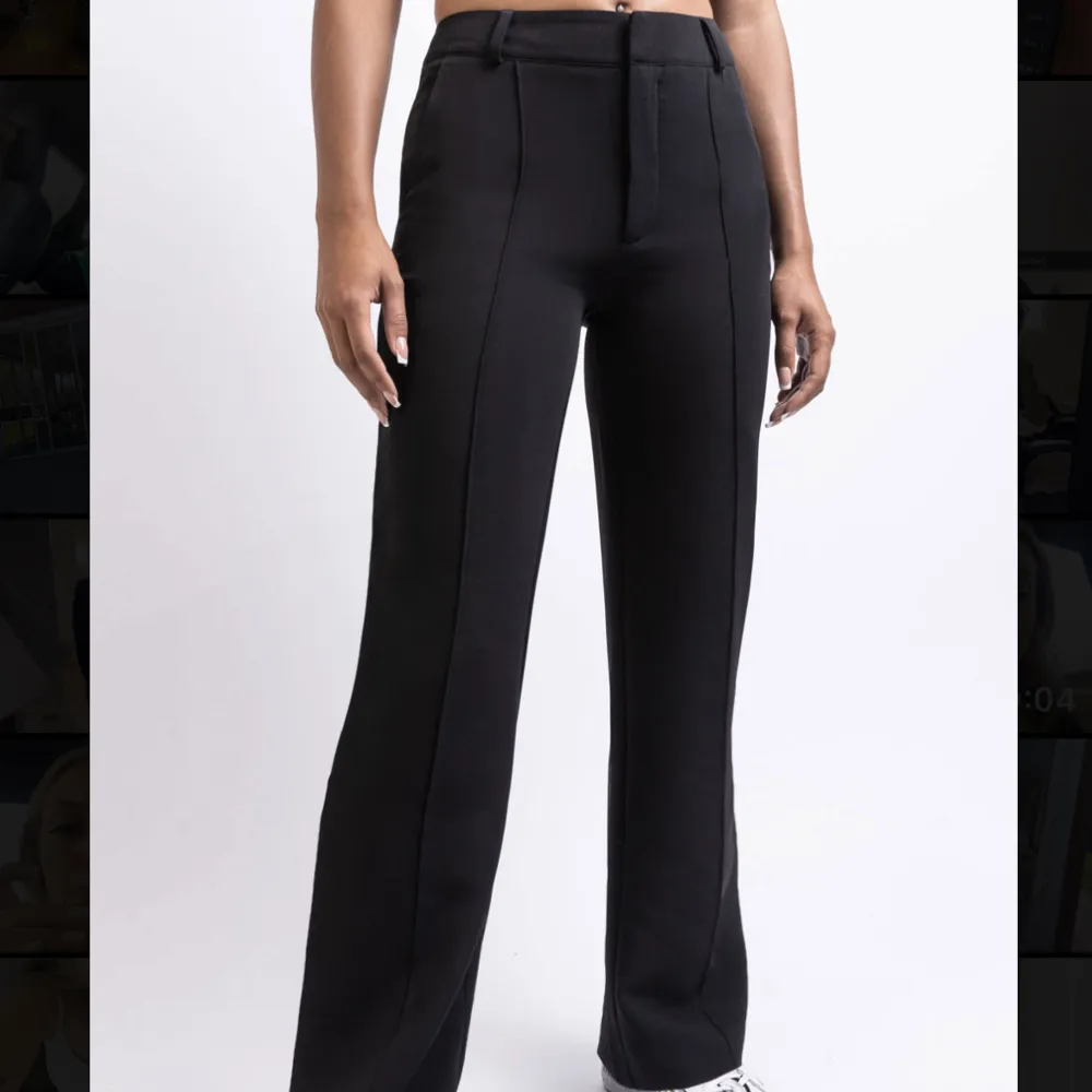 Svarta kostymbyxor från madlady storlek Xs längd regular, säljer för 200kr plus frakt 74kr!💕(lånad bild). Jeans & Byxor.
