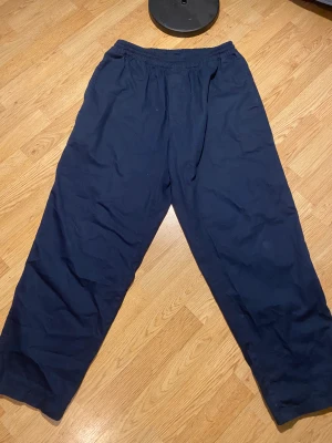 Polar surf pants - Blåa polar surf pants storlek L  Bra skick 