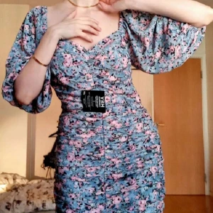 Klänning Floral Dress Nelly S - Säljer denna jätte snygga Floral Spring dress från Nelly. Helt ny med tags kvar ❤🌻  Size: S Material: Polyester  Fråga gärna om du undrar något 😊  Ha en trevlig dag 🌞