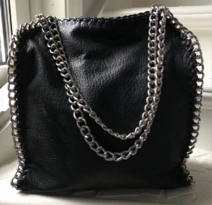 Tiamo väska - Jättefin väska som inte kommer till användning. Praktisk och perfekt till skolan eller jobbet. Lägger ut igen pga oseriös köpare