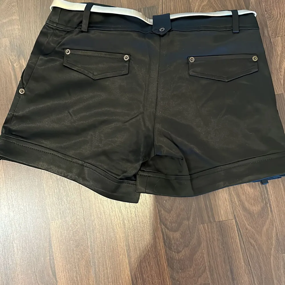 Jätte fina shorts i satinliknande material där bältet även ingår. Storlek: 38. Shorts.