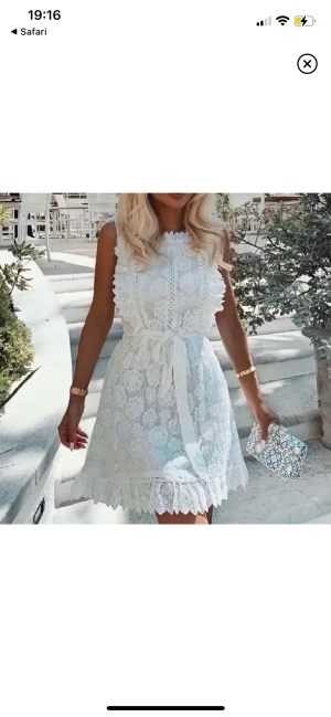 Studentklänning/vit klänning - Säljer min fina vita studentklänning i spets. Använd endast en gång. Köpt på DM och modellen heter Margot. Nypris: 800. 