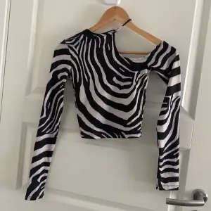 Zebra mönstrig tröja/topp. Storlek xs, aldrig använt då den varit liten och tajt. Fick den som present av en släkting. Lappen är kvar men inte själva priset då det var present