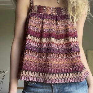 Så fin topp!! - Super fin topp med missoniliknande mönster. Från hm i storlek s. Mönstret gör sig bäst på sista bilden!