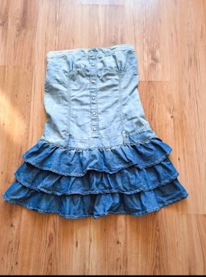 Jeans klänning  - Jättefin jeansklänning med volang 