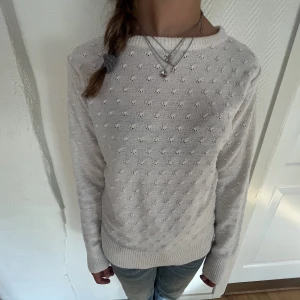 Stickad tröja - Vit stickad tröja från Isolde i storlek M. Sparsamt använd. Perfekt i sommar till jeans eller kjol