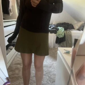 Stickad kjol - Så fin stickad kjol som tyvärr blivit förliten. 