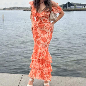 Bal/bröllopsklänning - Jättefin klänning från Asos som är helt slutsåld. Använd en gång på bal, köpt för 709, säljs för 600. Strl 36