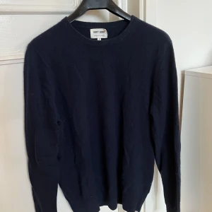 Soft Goat Sweater - 100% cashmere  Mörkblå  Nästan aldrig använd  Skick 9.5/10