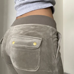 Juicy couture - Säljer dessa jätte fina juicy byxorna i st S❤️ passar till alla utgångar och verkligen sååå himla fina!! Org pris : 1200 (tryck ej på köp nu, fraktas eller mötas up i sthlm. Du betalar för frakt.)