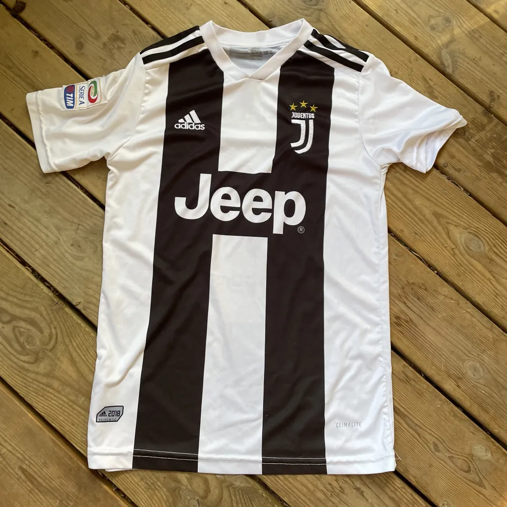 Adidas Juventus ronaldo fotbollströja. Dm för bud. T-shirts.