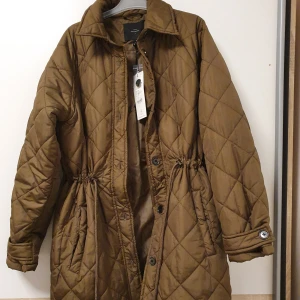 Leona jackey, jacka - Leona Jacket från märket peppercorn, nypris 1200kr men jag säljer den för 650 kr. Har aldrig använt endast provat och prislappen står kvar. Storlek 36 men passar perfekt till 38 och 40 då den är oversize. Dessutom kan man även justera storleken vid midjan