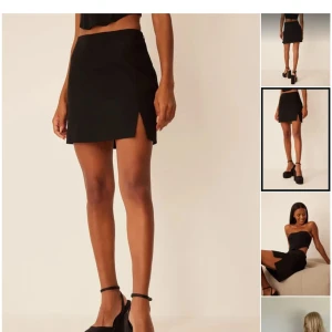 Svart mini kjol - Superfin svart kort kjol från Moa Mattsons kollektion med nakd. Säljer då jag tyvärr tycker att den är för lång på mig! Aldrig använd endast provad.