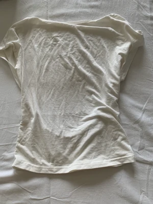 Topp - Vit assnygg topp! Jätteskönt material och väldigt bekväm👏