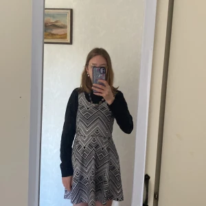 Fin klänning från HM - En kort klänning från H&M i bra skick. Dessvärre för liten för mig. Passar dig med storlek XS - S. Går att styla med på många olika sätt, t ex med tröja under. Bra skick. Du står för frakten! Annars kan vi mötas upp. Priset går att diskutera. 