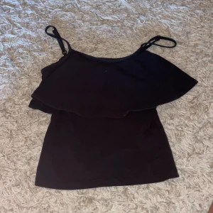 Topp från cubus - Jättesnygg topp från cubus. Söt topp från cubus med volangdetalj. Storlek 146/152 men passar en person som är upp till 155cm enligt mig. 