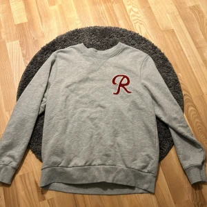 Collegetröja  - Collegetröja storlek M. Använd fåtal gånger 