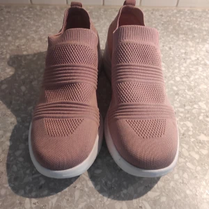 Skor  - Ett par sip on snekers som är rosa. Annvända fåtal gånger. Väldigt fina och lätta att ta på sig💖💖