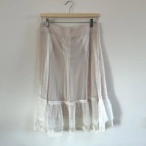 Vit-beige midikjol - Flowig kjol med underkjol. Fint skick.