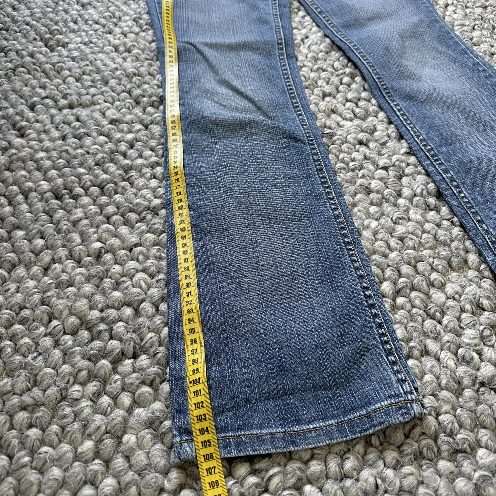 Snygga vintage jeans från Esprit, perfekt lågmidjade och bekvämt jeansmaterial!  Jag är 174 cm lång. Mått- Total längd: 106 cm  Ben längd från insida: 82cm  Midja: 40 cm (x2)  Lårbredd: 24 cm Ankelbredd: 22 cm  . Jeans & Byxor.