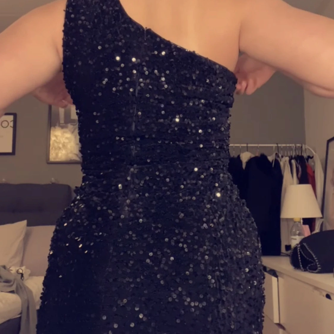 Glittrig klänning - 90