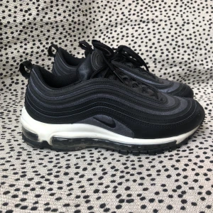Nike air 97 - Fina Nike air 97, tyvärr för små för mig :( superfint skick. 200kr 